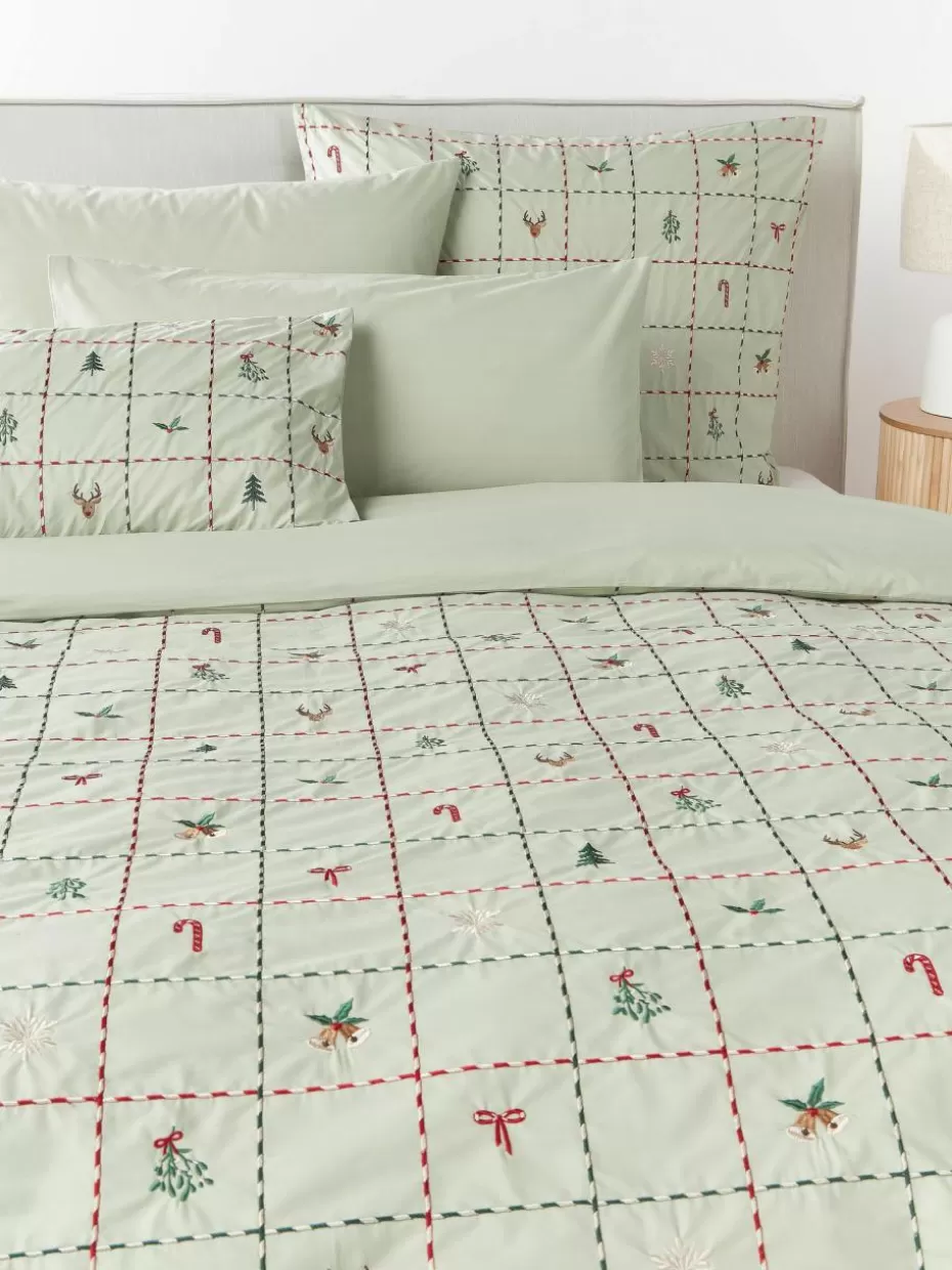 Kopfkissenbezüge-Westwing Collection Bestickter Baumwollperkal-Kopfkissenbezug Rudy mit Weihnachtsmotiven Salbeigrün, Mehrfarbig