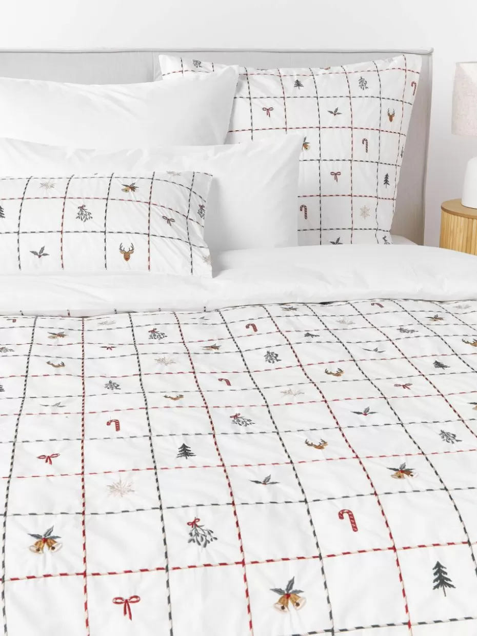 Kopfkissenbezüge-Westwing Collection Bestickter Baumwollperkal-Kopfkissenbezug Rudy mit Weihnachtsmotiven Weiß, Mehrfarbig