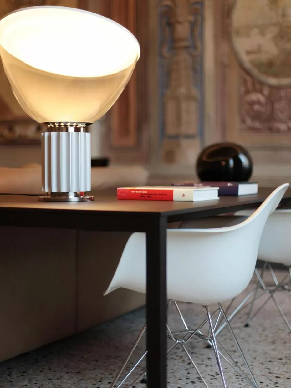 Led-Tischleuchten-Flos Dimmbare LED-Tischlampe Taccia Small, mundgeblasen Weiß