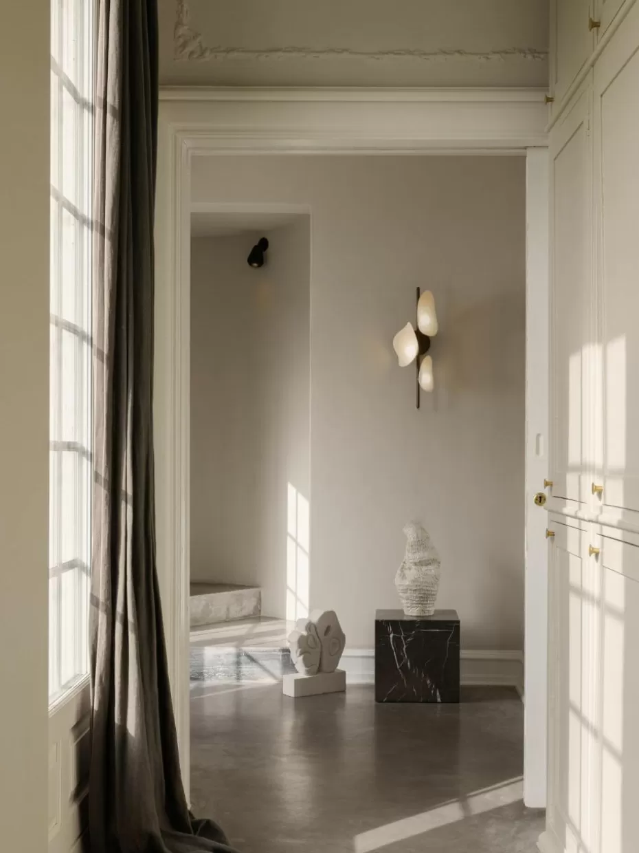 Led-Wandleuchten-Nuura Dimmbare LED-Wandleuchte Florii