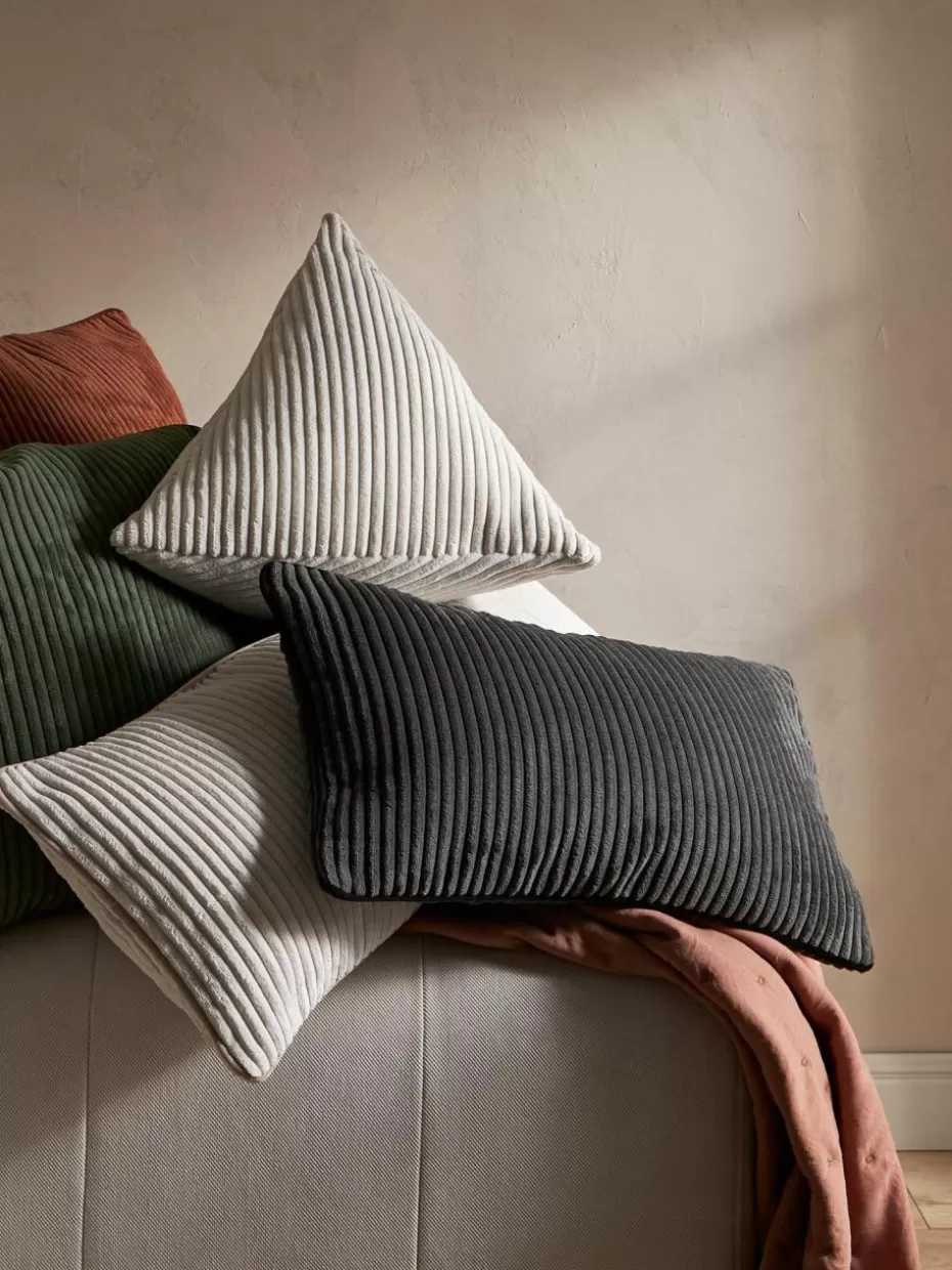 Dekokissen-Westwing Collection Dreieckiges Cord-Kissen Kylen Off White