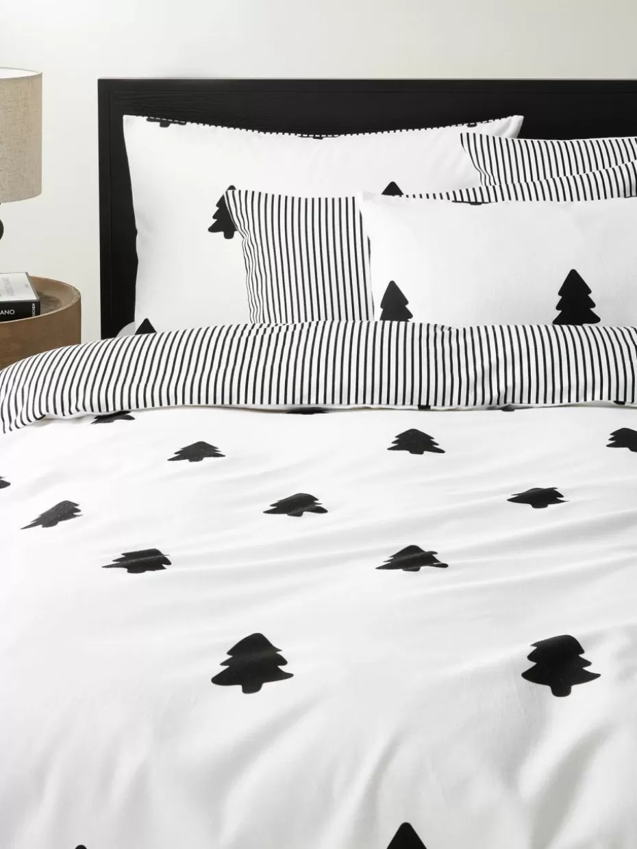 Weihnachtsbettwäsche | Nordic Celebrations-Westwing Collection Flanell-Wendebettdeckenbezug Noan mit Weihnachtsbaummotiv Weihnachtsbaummotiv Schwarz