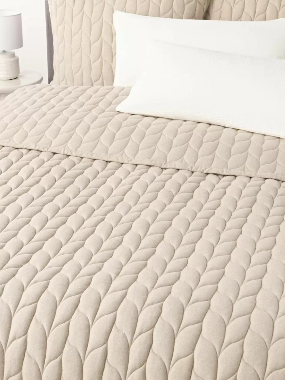 Tagesdecken & Bettüberwürfe-Westwing Collection Gesteppte Flanell-Tagesdecke Selby mit Strukturmuster Beige