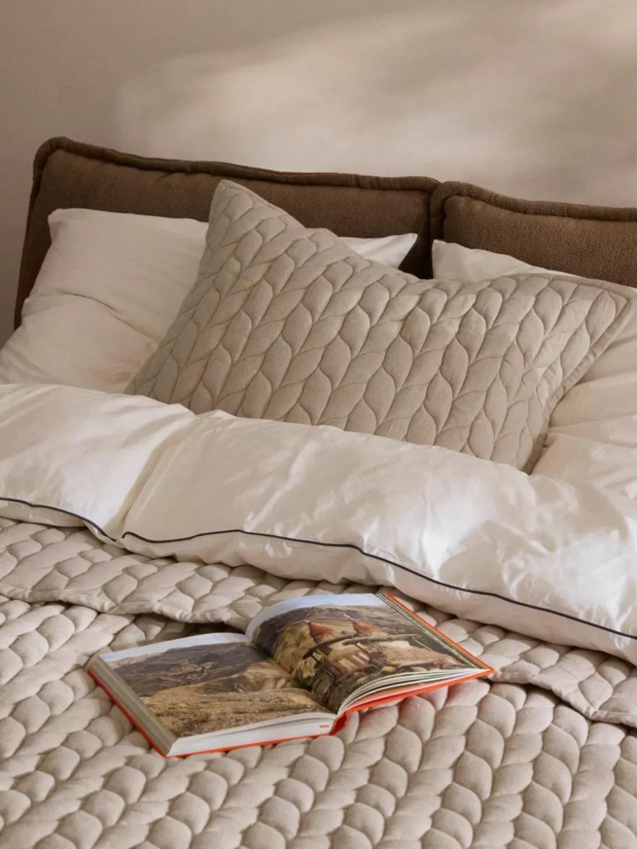 Tagesdecken & Bettüberwürfe-Westwing Collection Gesteppte Flanell-Tagesdecke Selby mit Strukturmuster Beige