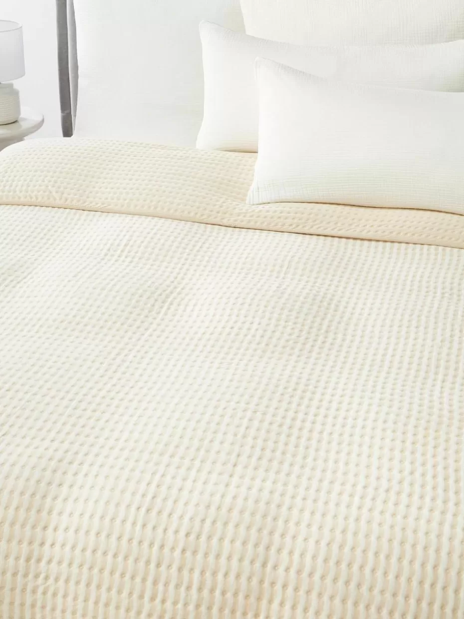 Tagesdecken & Bettüberwürfe-Westwing Collection Gesteppte Tagesdecke Nivia aus Baumwolle Off White, Hellbeige