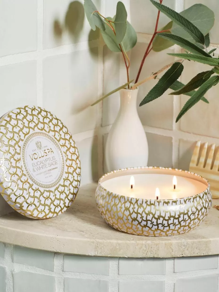 Romantische Details | Duftkerzen-Voluspa Handgefertigte Dreidocht-Duftkerze Maison Blanc (Eukalyptus, Kardamom, Salbei & Hinoki Rinde)