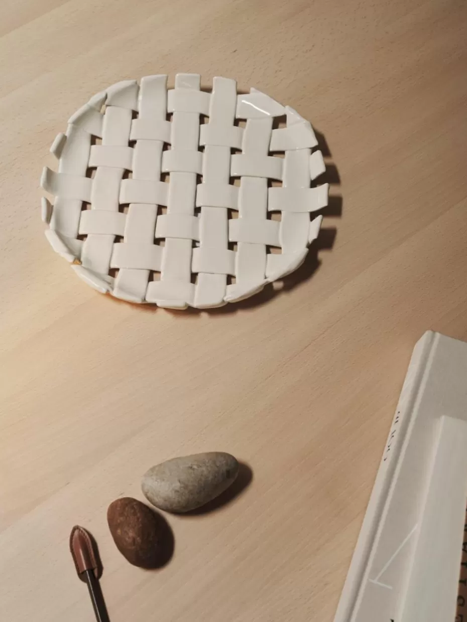 Servierplatten & Schüsseln-ferm LIVING Handgefertigte Servierplatte Plait Off White
