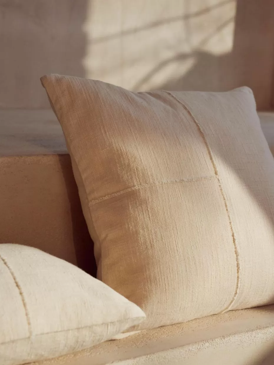 Dekokissen-Westwing Collection Handgewebte Baumwoll-Kissenhülle Terre mit dekorativer Naht Hellbeige