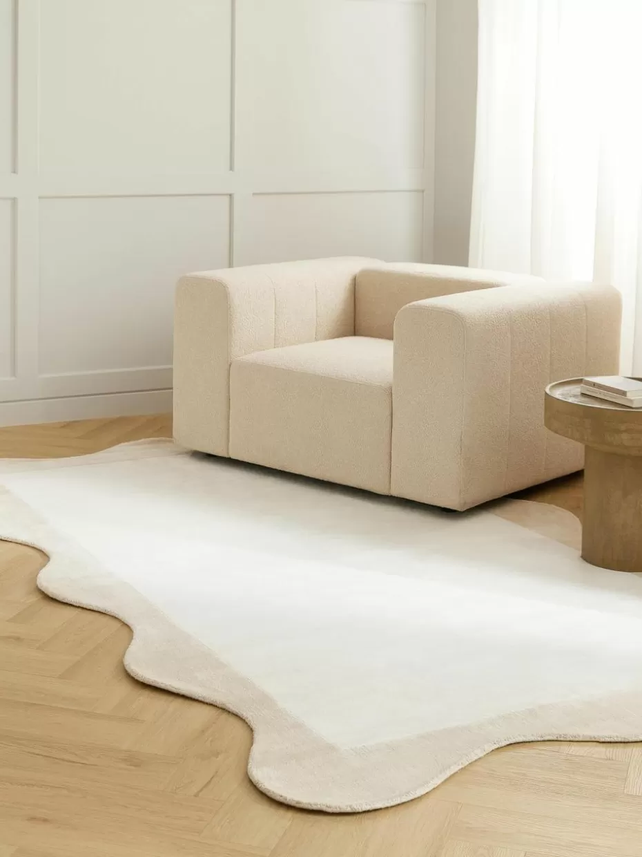 Rechteckige Teppiche-Westwing Collection Handgewebter Viskoseteppich Wavy mit welligem Rand