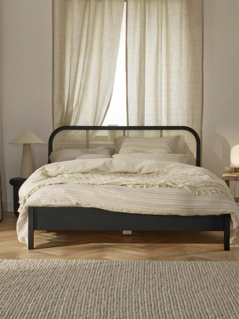 Betten-Westwing Collection Holzbett Jones mit Kopfteil aus Wiener Geflecht Schwarz, Beige