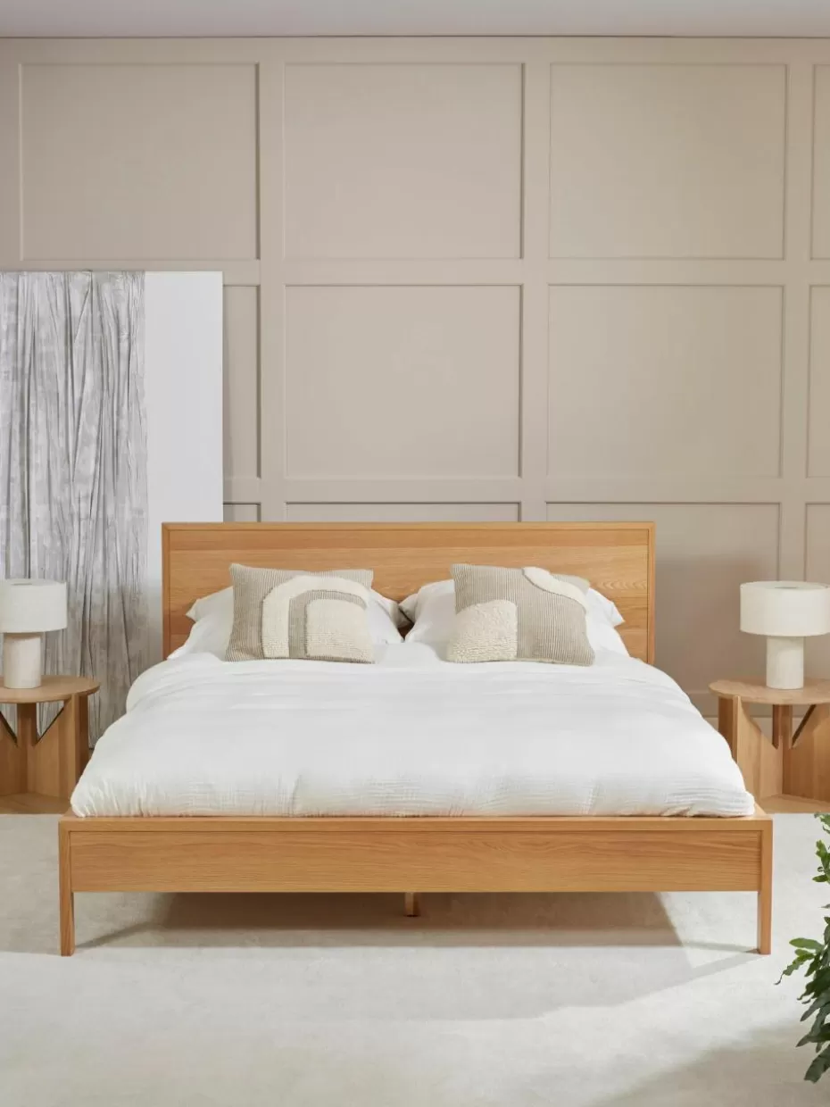 Betten-Westwing Collection Holzbett Tammy mit Kopfteil Eichenholz, lackiert