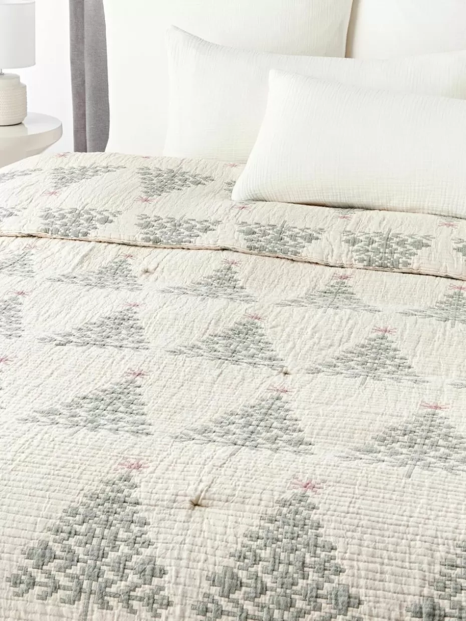Tagesdecken & Bettüberwürfe-Westwing Collection Jacquard-Tagesdecke Cianna mit Weihnachtsmuster Off-White mit Tannenbaum-Motiv