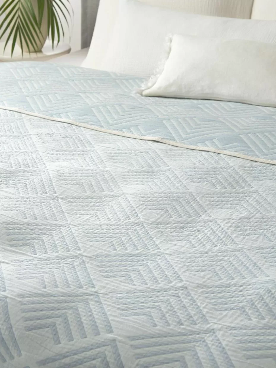 Tagesdecken & Bettüberwürfe-Westwing Collection Jacquard-Tagesdecke Milano mit grafischem Muster Hellblau