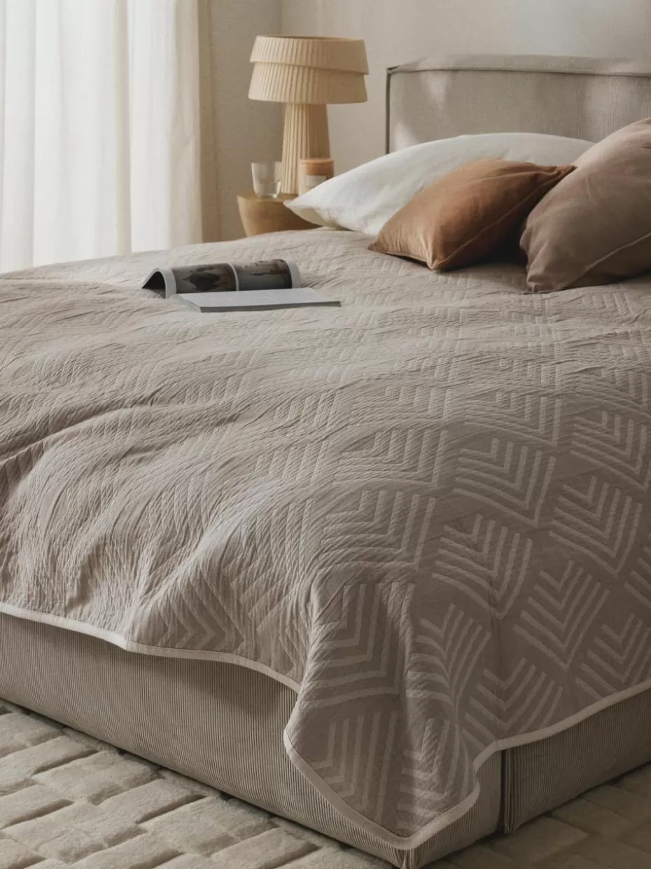 Tagesdecken & Bettüberwürfe-Westwing Collection Jacquard-Tagesdecke Milano mit grafischem Muster Hellbeige