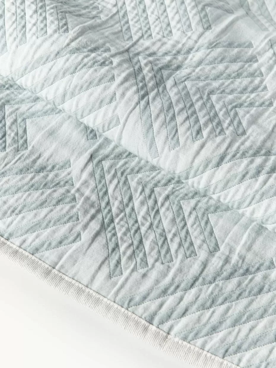 Tagesdecken & Bettüberwürfe-Westwing Collection Jacquard-Tagesdecke Milano mit grafischem Muster Hellblau