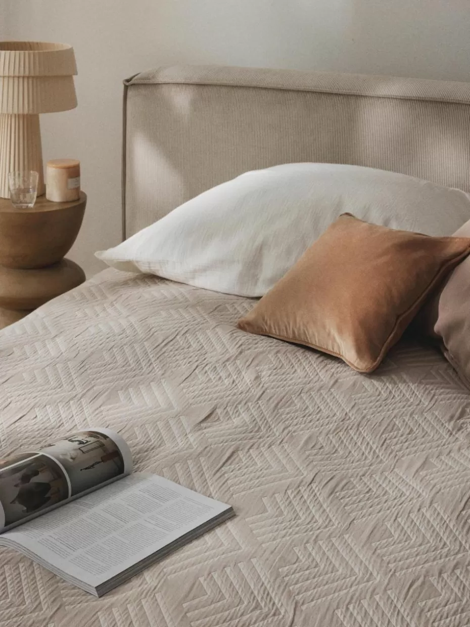 Tagesdecken & Bettüberwürfe-Westwing Collection Jacquard-Tagesdecke Milano mit grafischem Muster Hellbeige