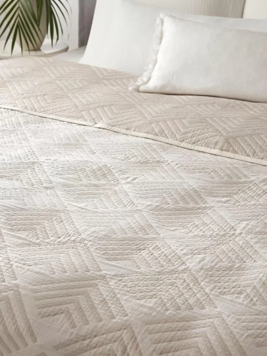 Tagesdecken & Bettüberwürfe-Westwing Collection Jacquard-Tagesdecke Milano mit grafischem Muster Hellbeige
