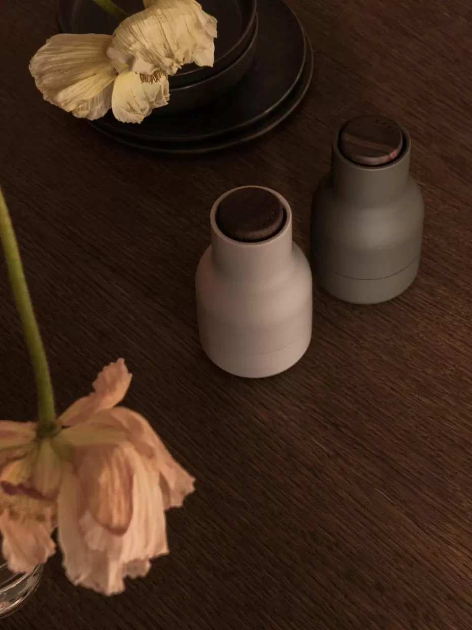 Gewürzmühlen-Audo Copenhagen Kleine Salz- & Pfeffermühle Bottle Grinder mit Walnussholzdeckel, 2er-Set Olivgrün, Hellbeige, Walnussholz