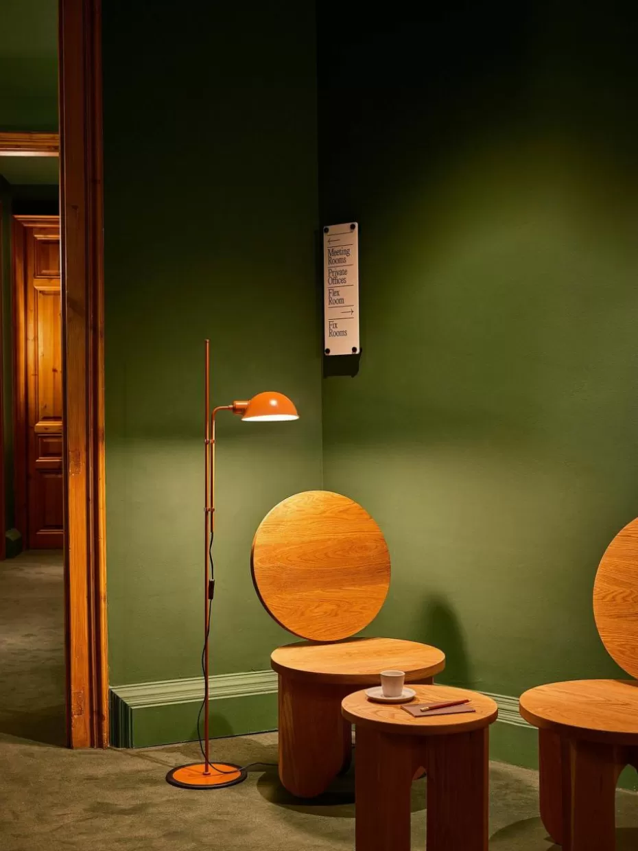 Leselampen-Marset Kleine Stehlampe Funiculí mit verstellbarem Lampenschirm Terrakotta, glänzend