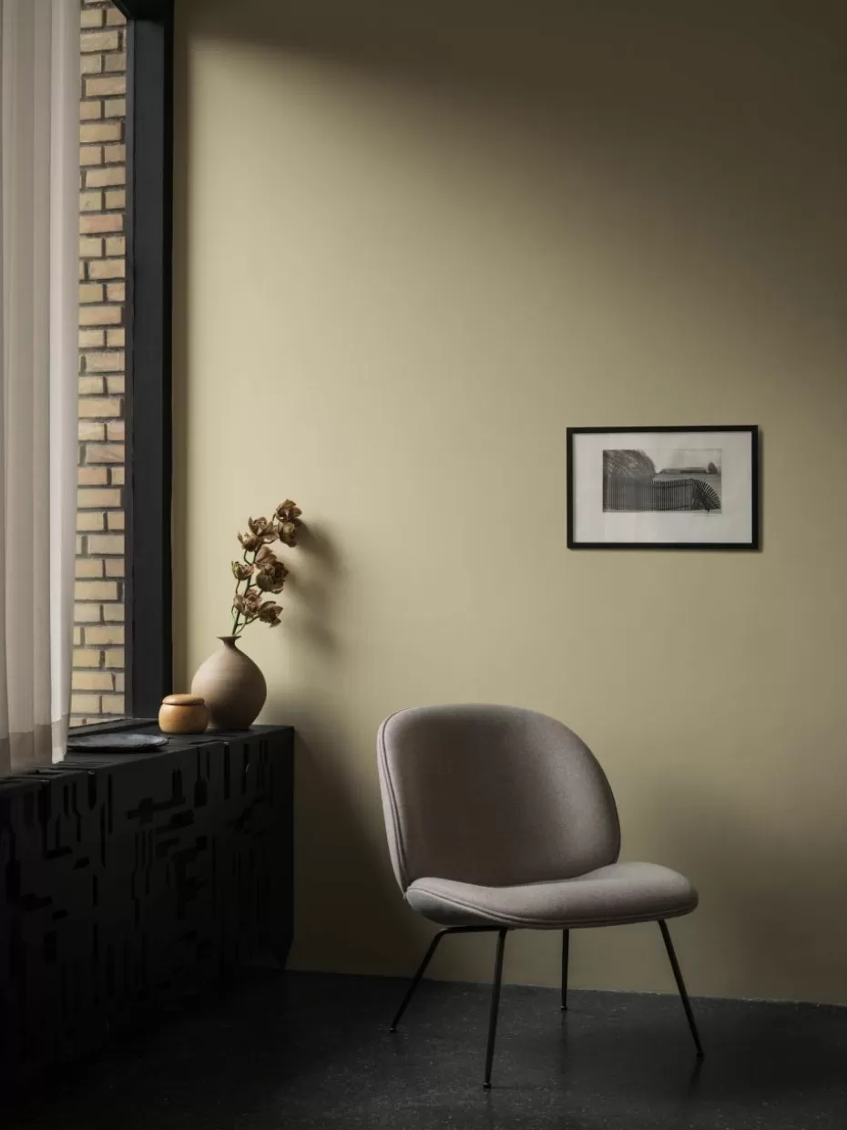 Sessel-GUBI Loungesessel Beetle Webstoff Hellgrau, Schwarz matt