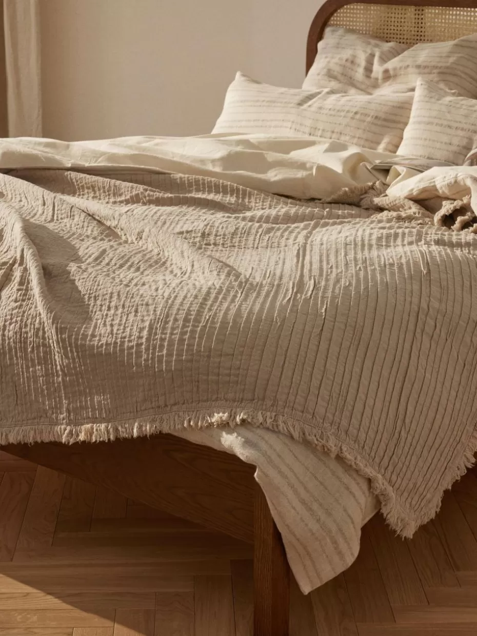 Decken & Plaids-Westwing Collection Plissierte Baumwolldecke Artemis mit Fransen Beige