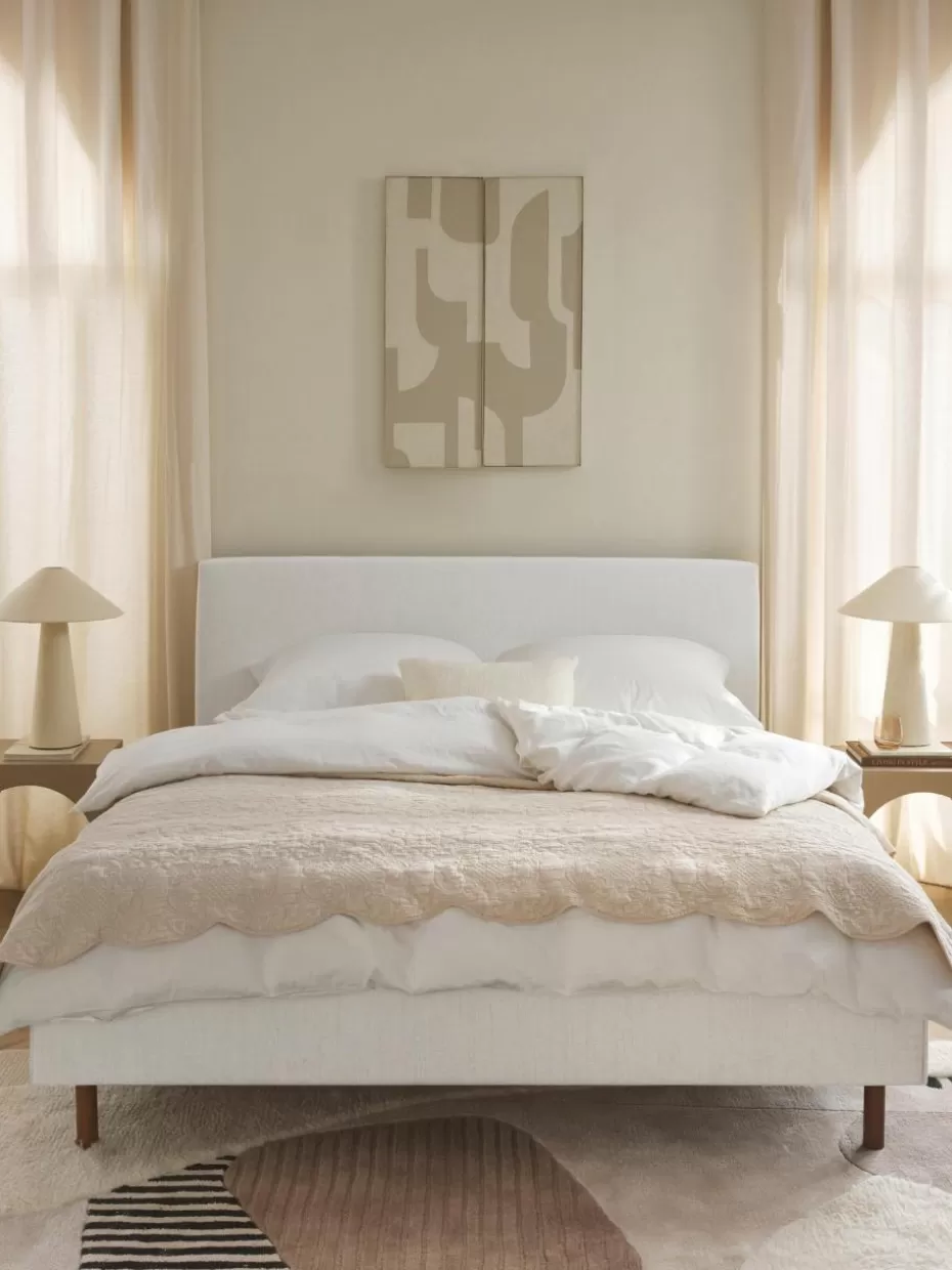 Betten-Westwing Collection Polsterbett Giulia mit Holzfüßen Webstoff Off White, Buchenholz dunkelbraun lackiert
