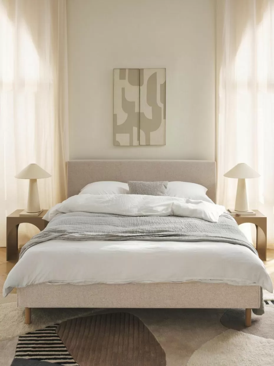 Betten-Westwing Collection Polsterbett Giulia mit Holzfüßen Webstoff Hellbeige, Buchenholz