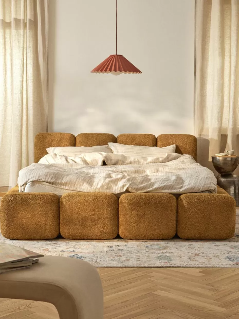 Betten-Westwing Collection Polsterbett Tayla aus Teddy-Bouclé Teddy-Bouclé Ocker
