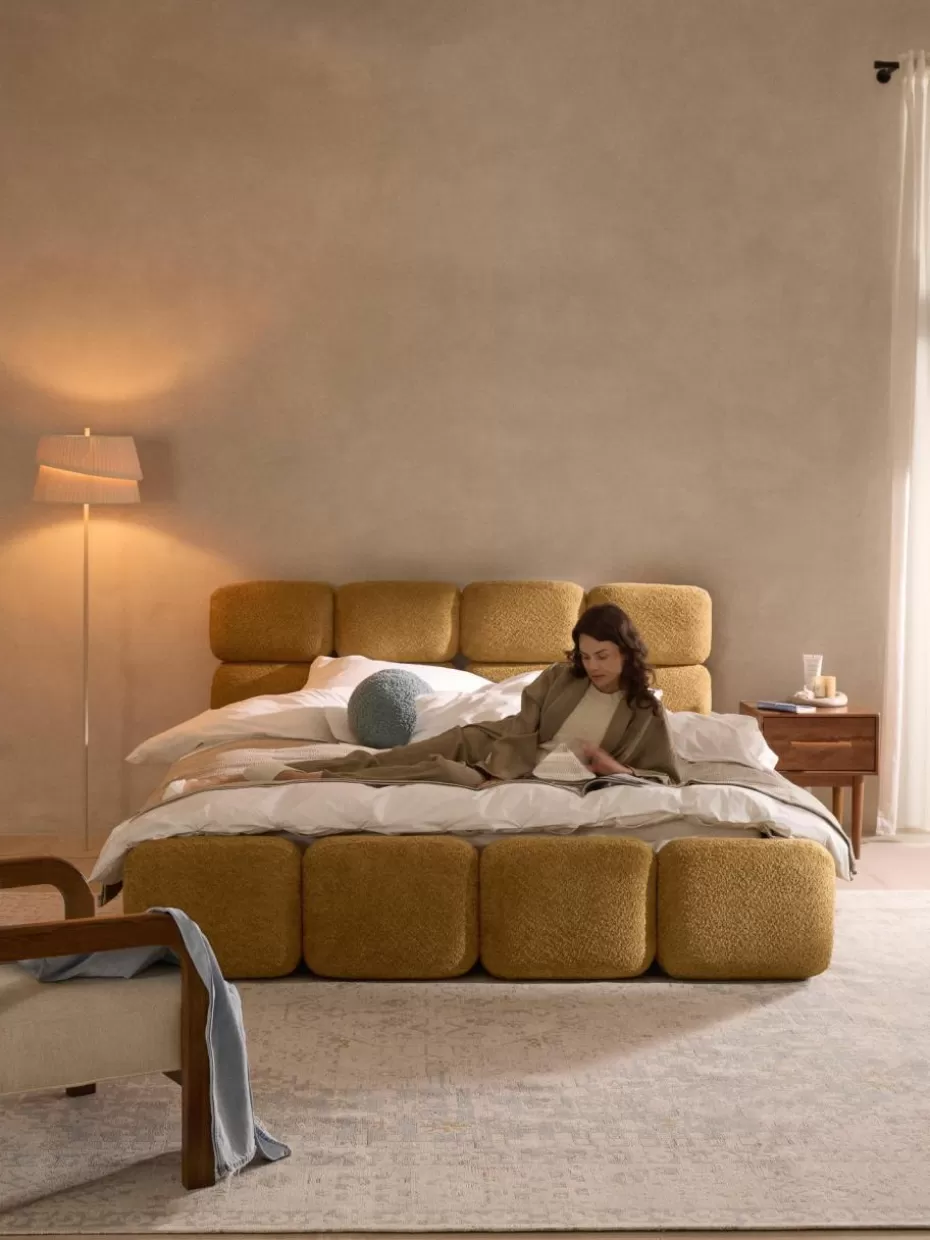 Betten-Westwing Collection Polsterbett Tayla aus Teddy-Bouclé Teddy-Bouclé Ocker