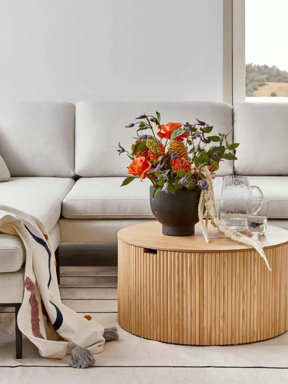 Couchtische-Westwing Collection Runder Holz-Couchtisch Nele mit Stauraum Helles Eschenholz