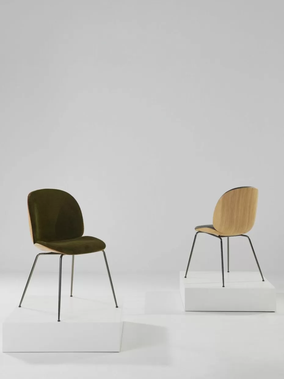 Stühle-GUBI Samt-Polsterstuhl Beetle mit Sitzschale Samt Olivgrün, Eichenholz, Schwarz glänzend