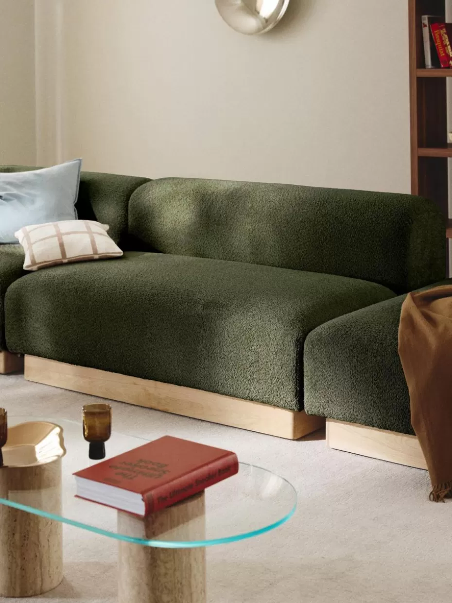 Sofas-Westwing Collection Sofa Natalie (2-Sitzer) aus Teddy-Bouclé Teddy-Bouclé Dunkelgrün, helles Buchenholz