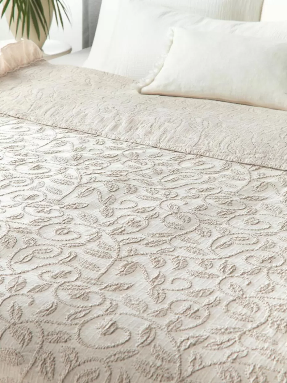 Tagesdecken & Bettüberwürfe-Westwing Collection Strukturierte Baumwoll-Decke Clara mit Rüschen und floralem Muster Hellbeige
